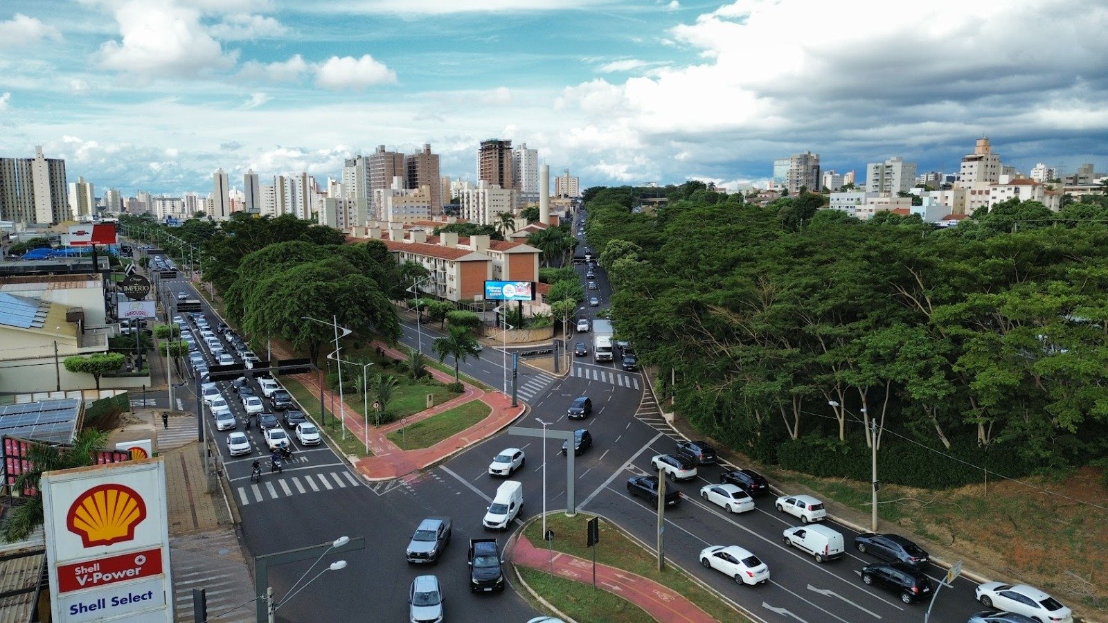 Vista aérea do trânsito na Av. dos Estudantes com Super Painel de LED