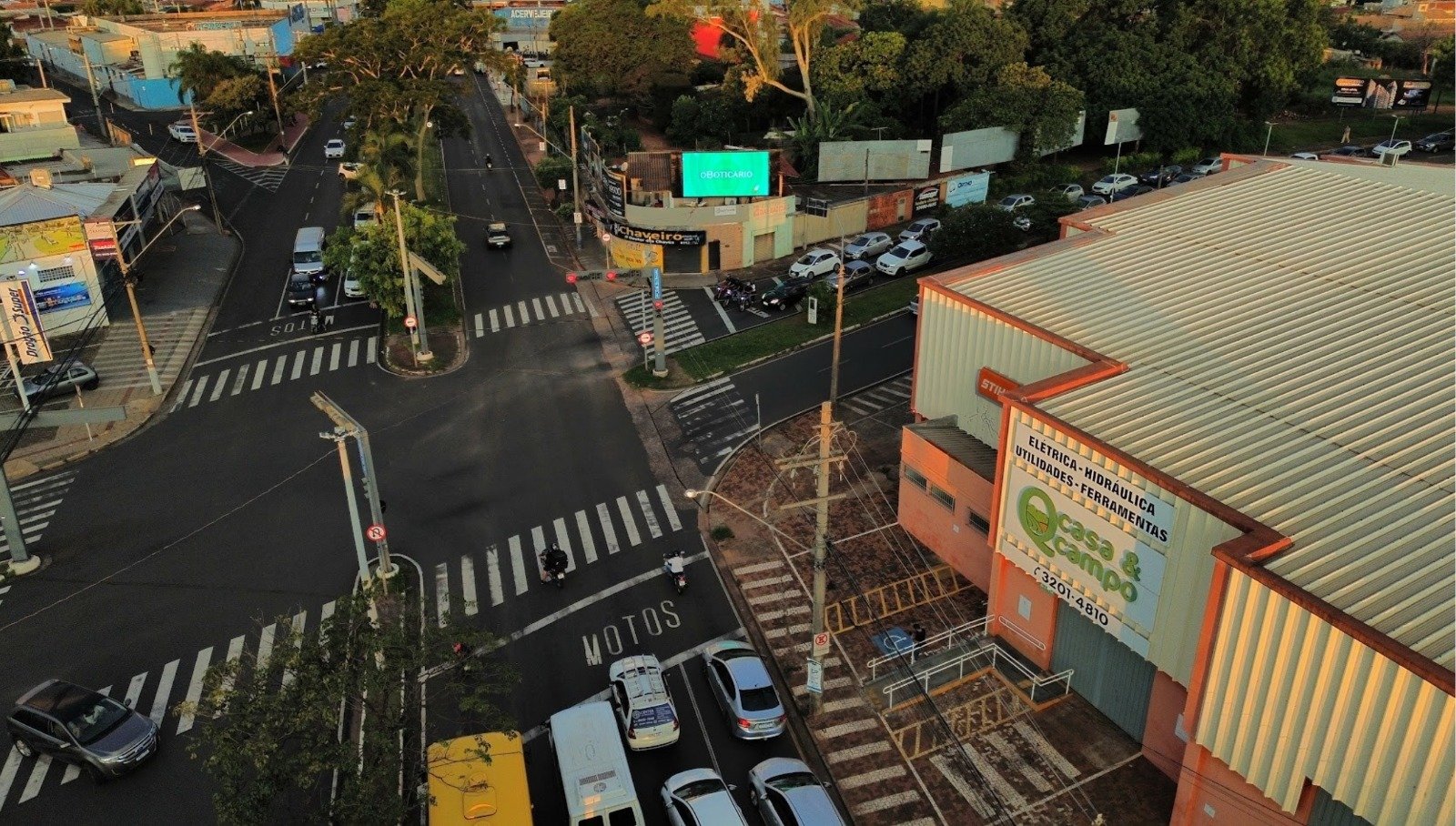 Painel de LED em cruzamento com comércio local em Rio Preto
