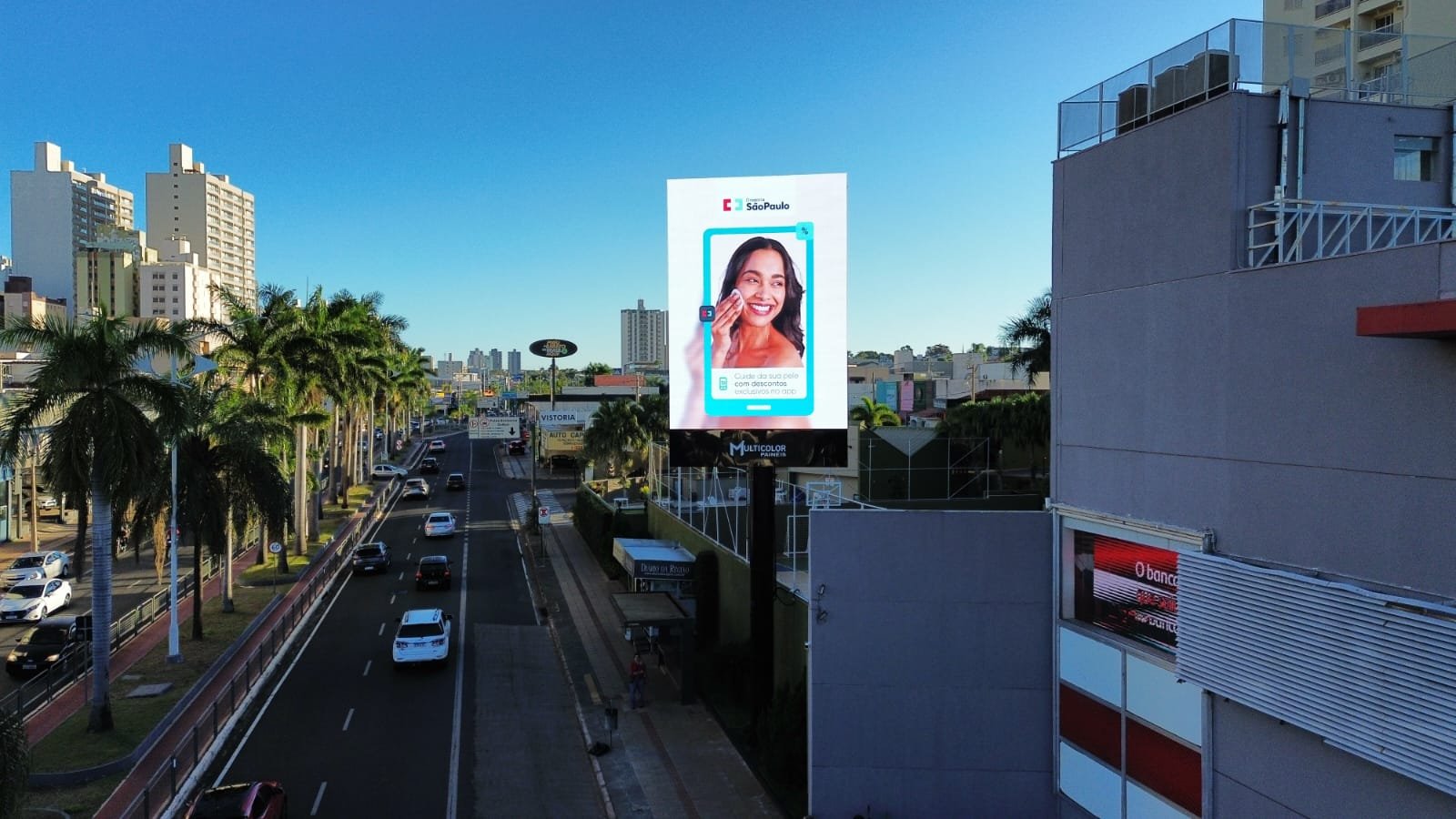 Mega Painel de LED na Av. Alberto Andaló, em frente à Drogaria São Paulo