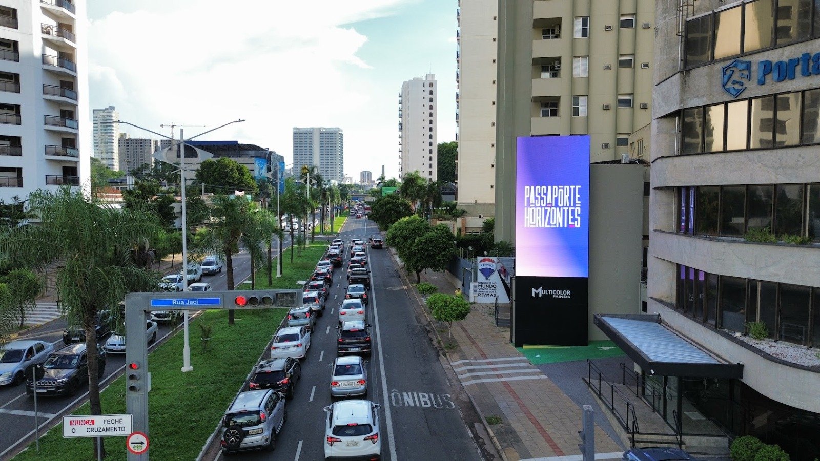 Fila de carros diante de painel de LED da Multicolor em São José do Rio Preto