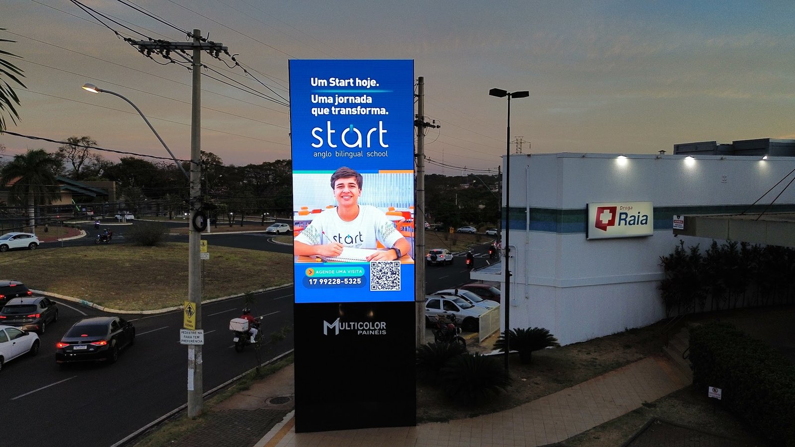 Super Painel de LED na Av. Bady Bassit ao entardecer